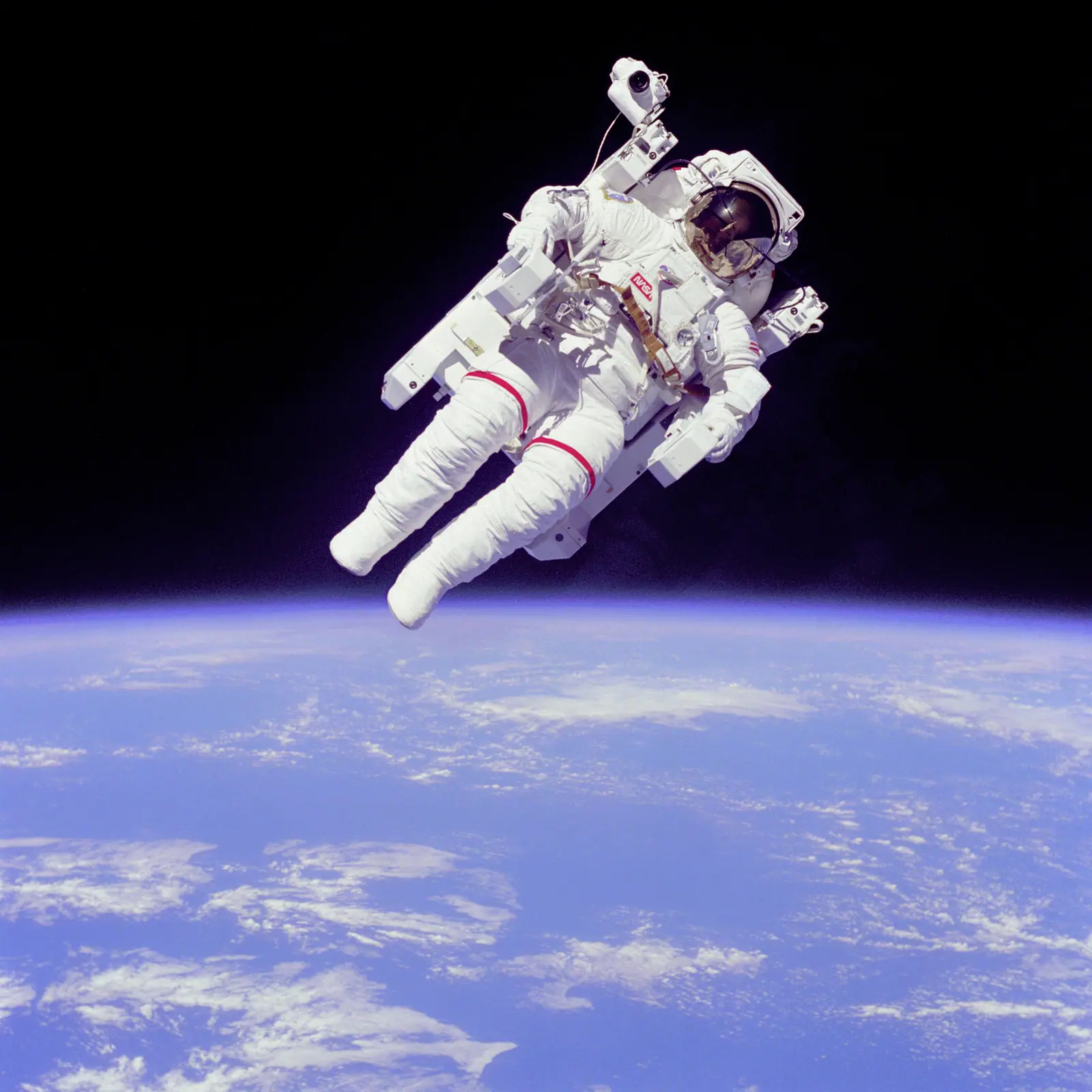 Astronot Bruce McCandless II, 1984'te Dünya'nın üzerinde süzülüyor