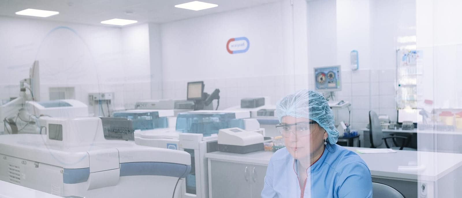 Laboratuvarda çalışan bir bilim insanı
