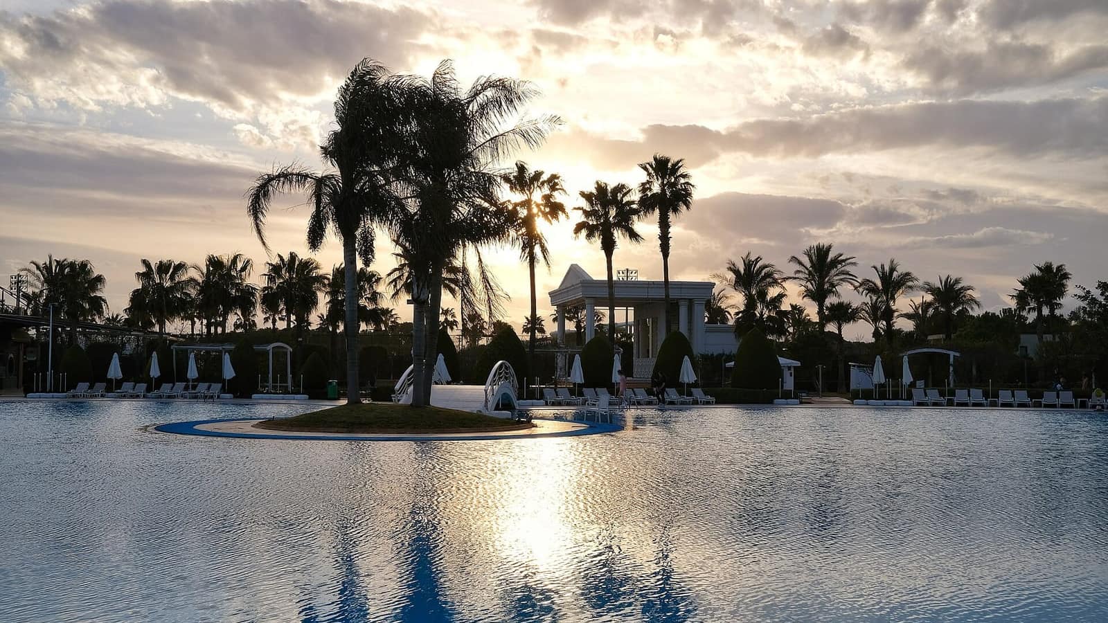 Gün batımında otel havuzu