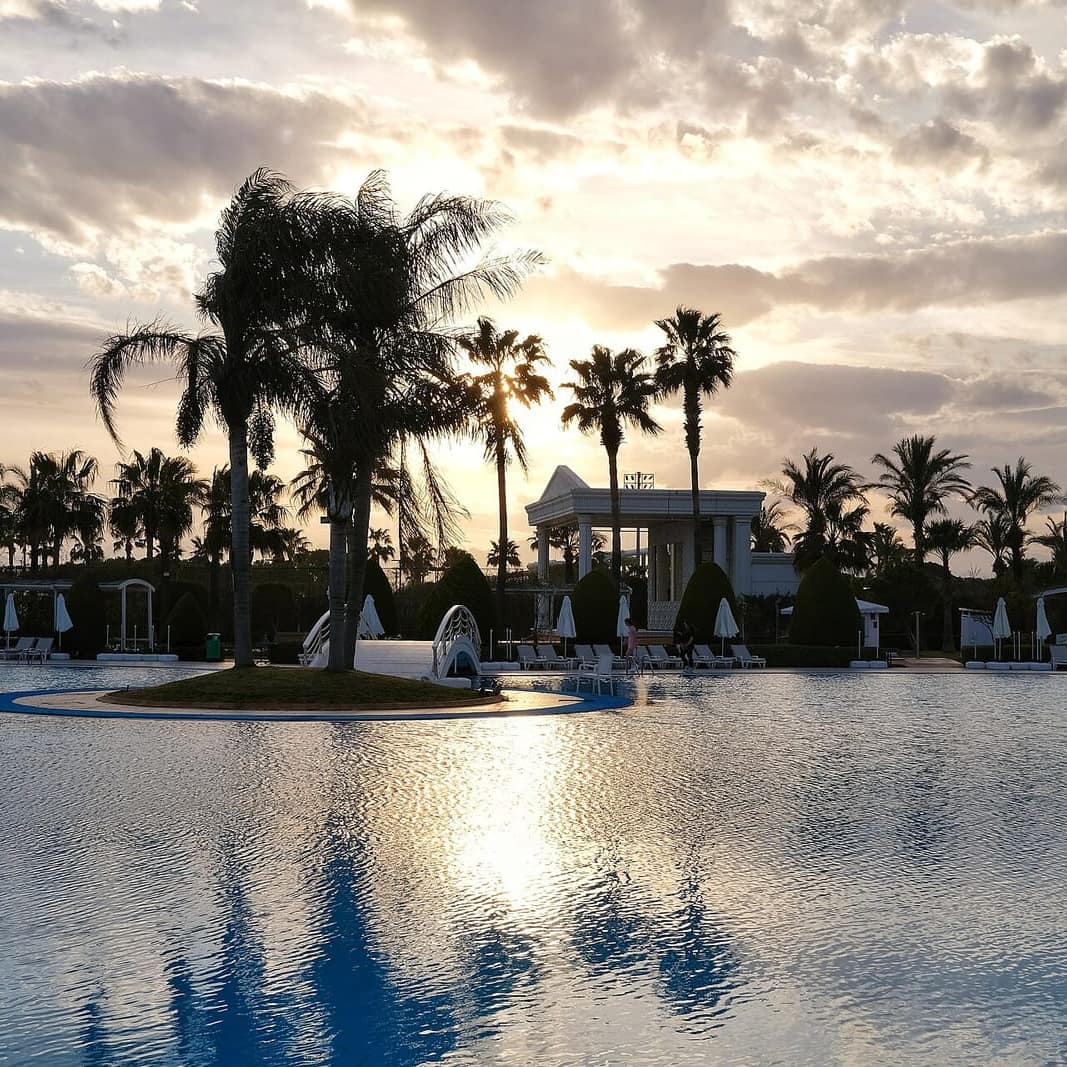 Gün batımında otel havuzu