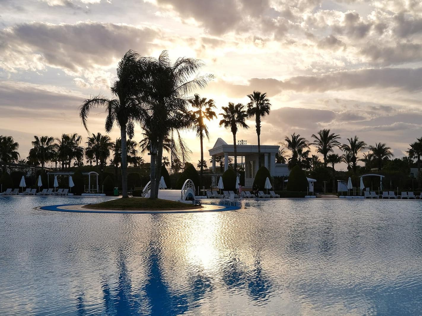 Gün batımında otel havuzu