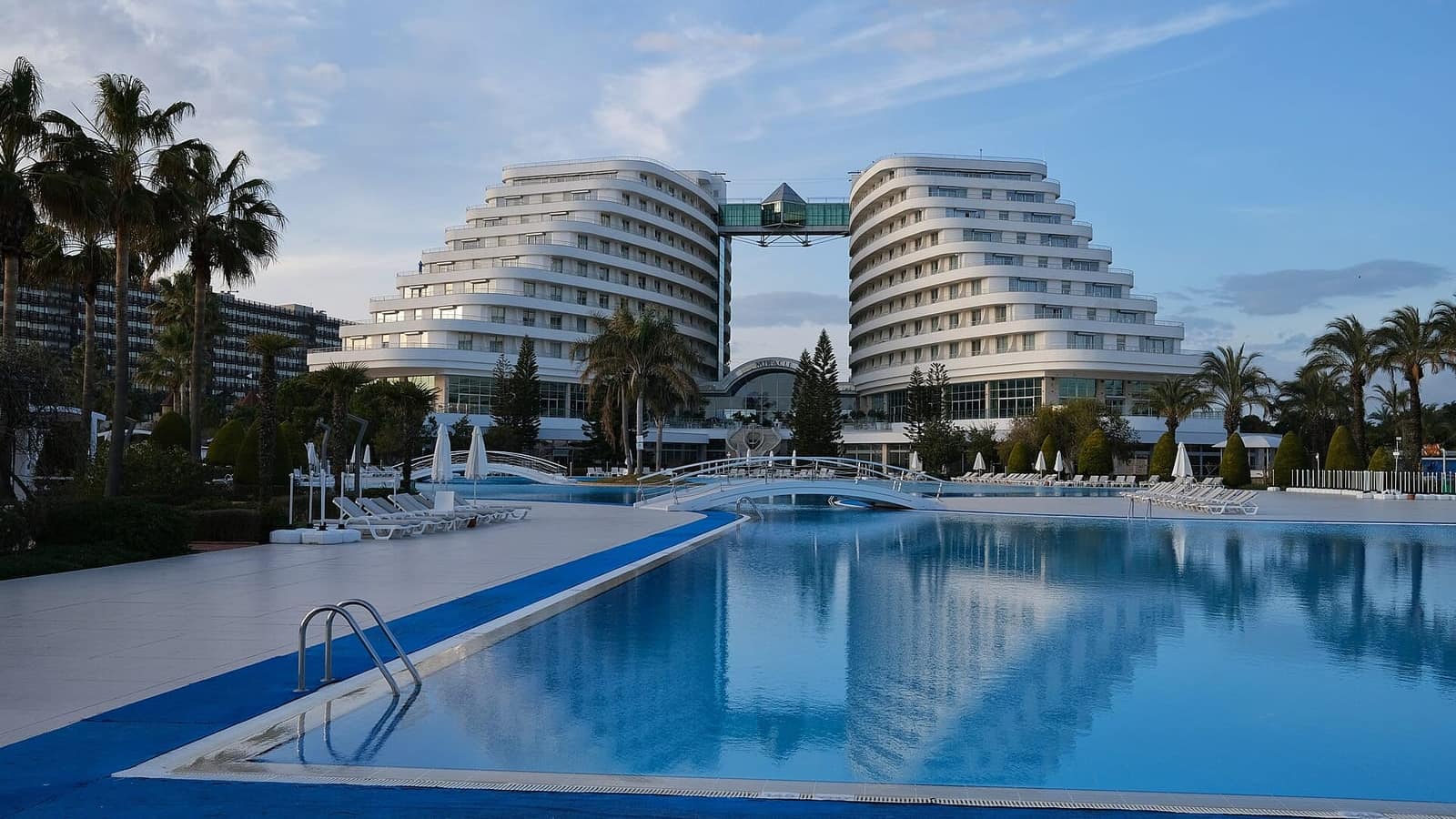 Antalya Lara'da bir tatil köyünün genel görünümü