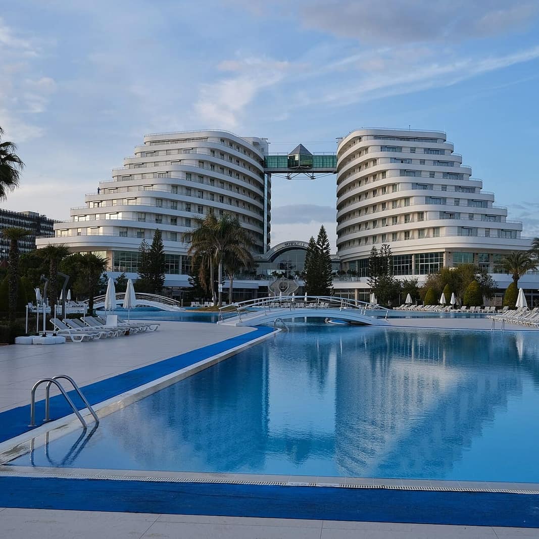 Antalya Lara'da bir tatil köyünün genel görünümü