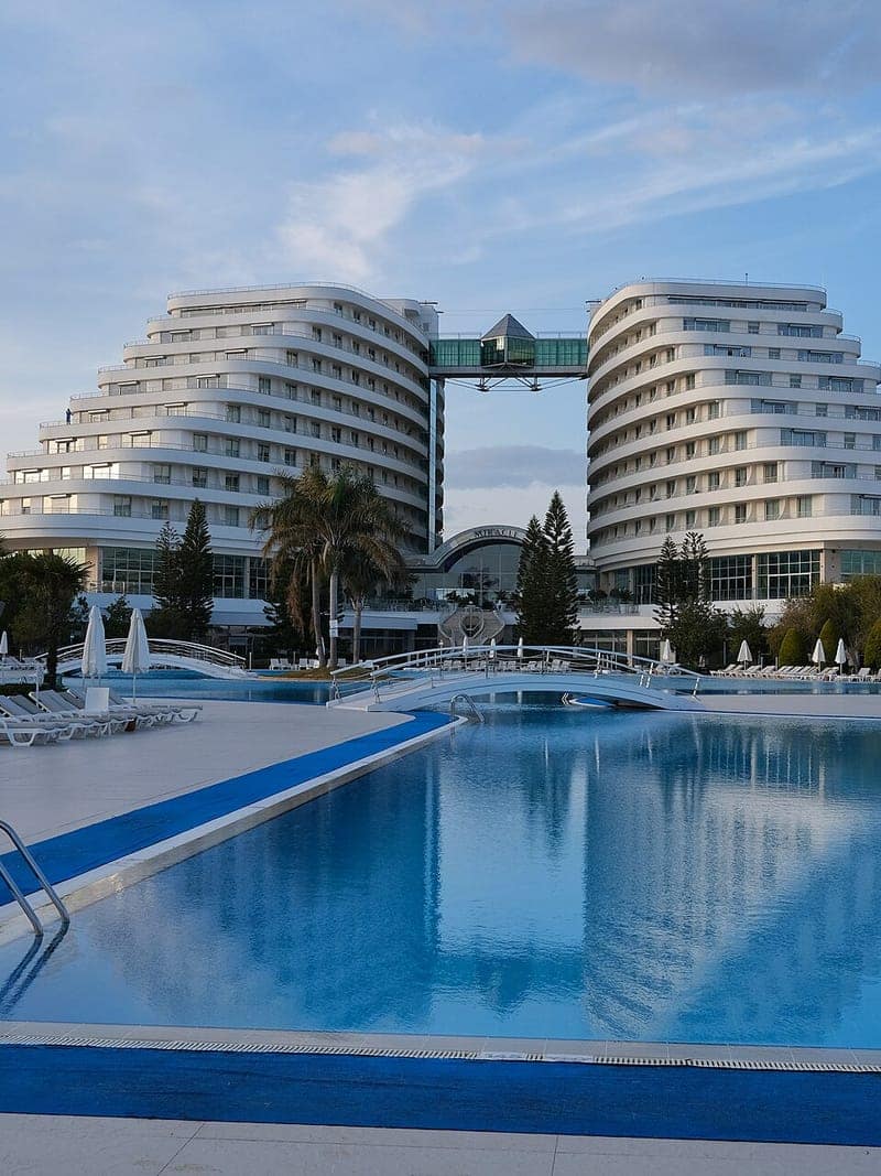 Antalya Lara'da bir tatil köyünün genel görünümü