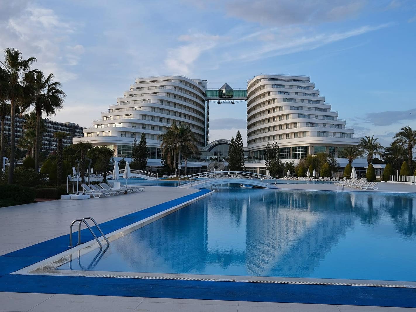 Antalya Lara'da bir tatil köyünün genel görünümü