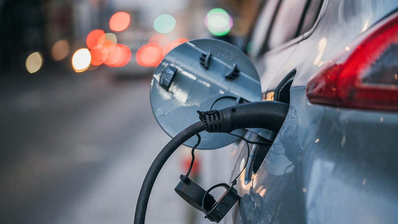 Şarj olan bir elektrikli otomobil