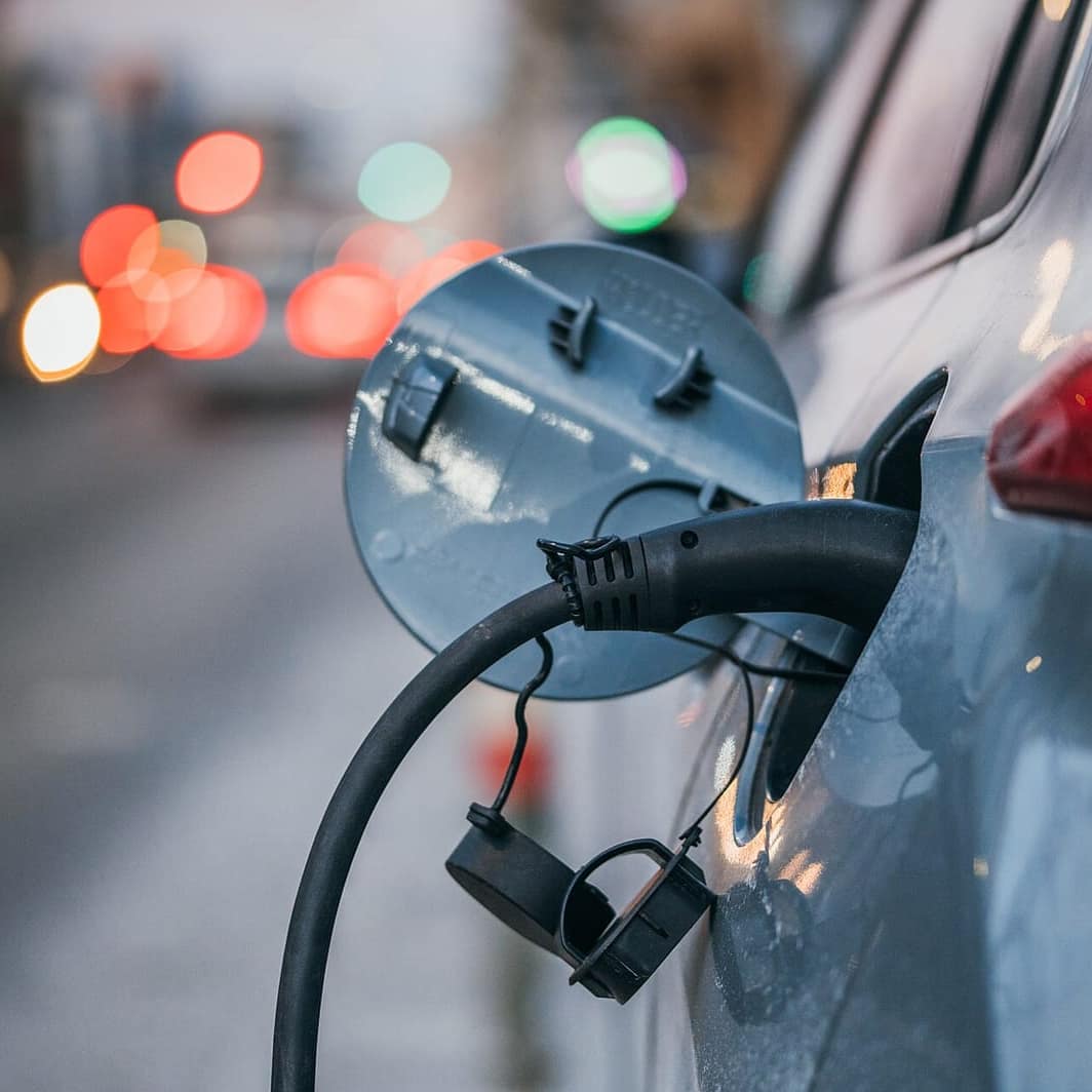 Şarj olan bir elektrikli otomobil