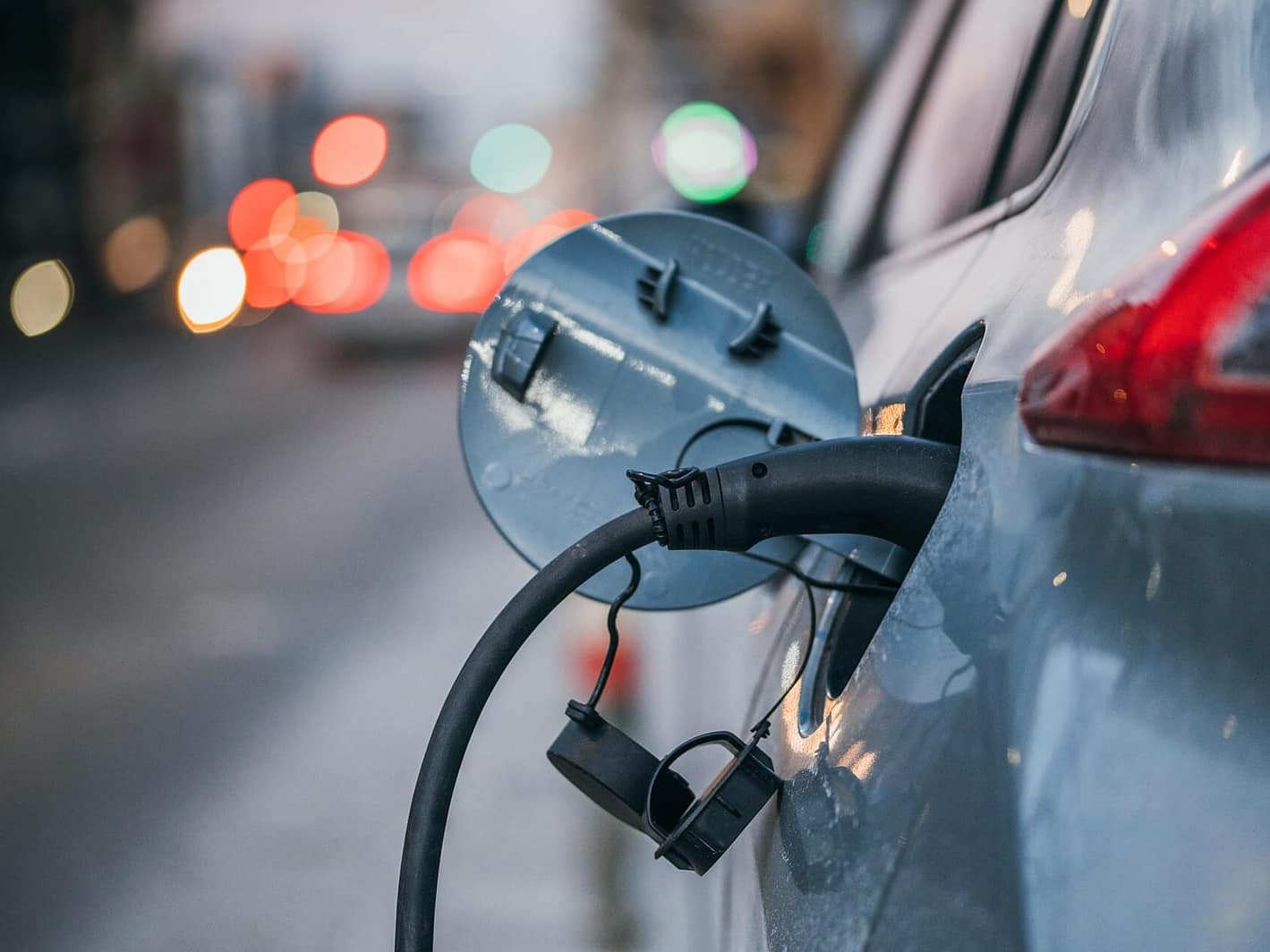 Şarj olan bir elektrikli otomobil