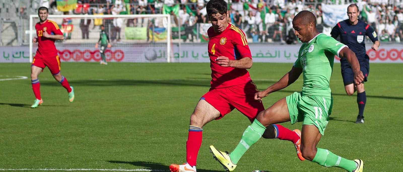 Uluslararası bir futbol maçında top mücadelesi