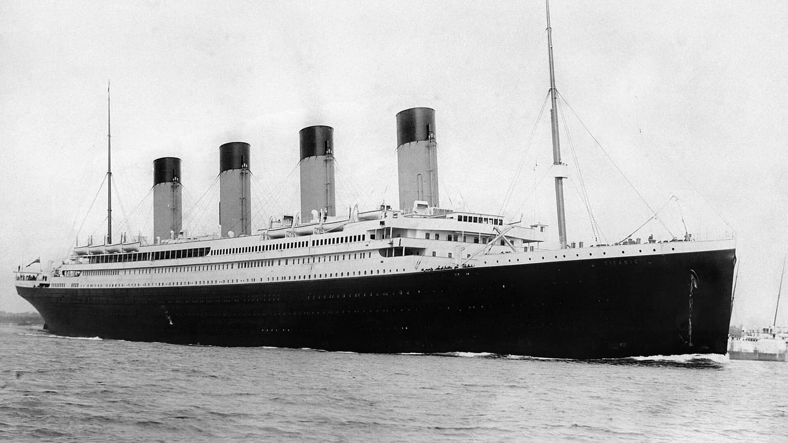 RMS Titanic 10 Nisan 1912'de Southampton limanından ayrılırken