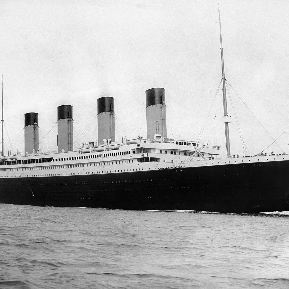 RMS Titanic 10 Nisan 1912'de Southampton limanından ayrılırken