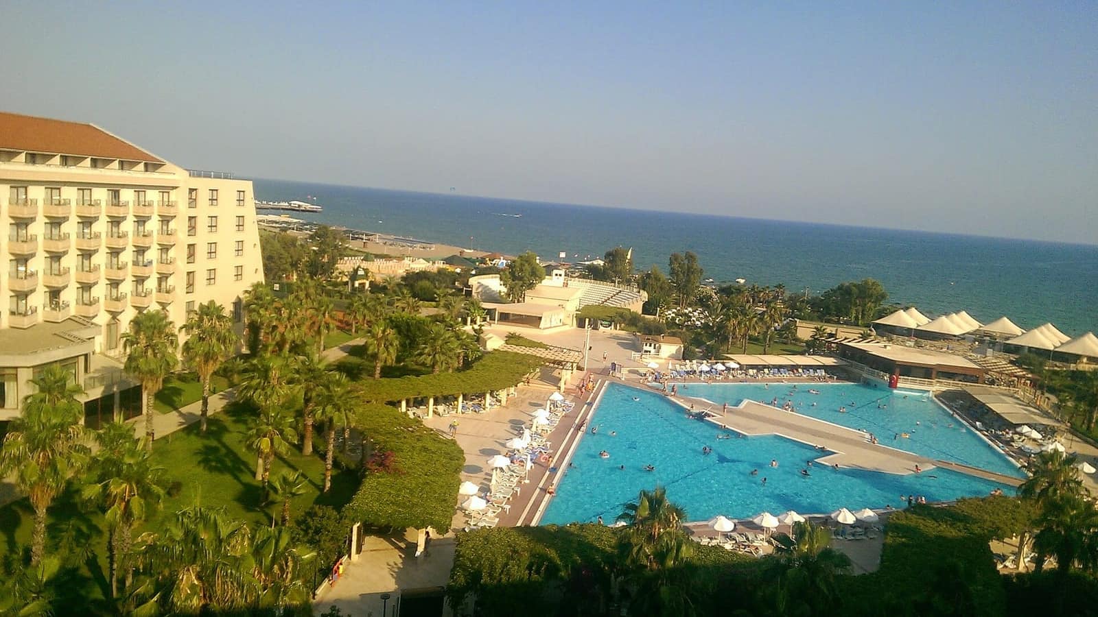 Belek'te bir otelin havuz ve bahçe alanı