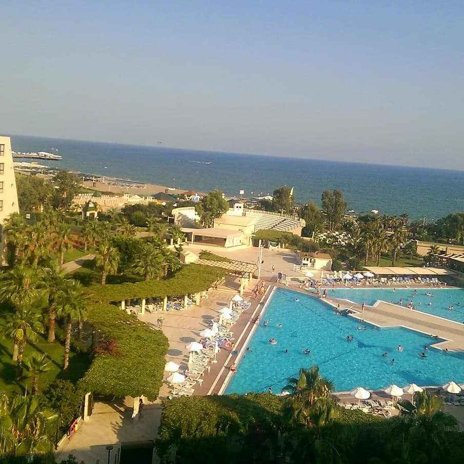 Belek'te bir otelin havuz ve bahçe alanı