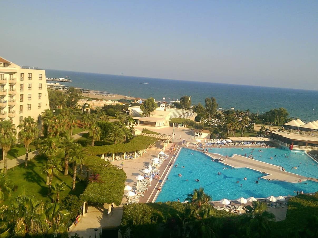 Belek'te bir otelin havuz ve bahçe alanı