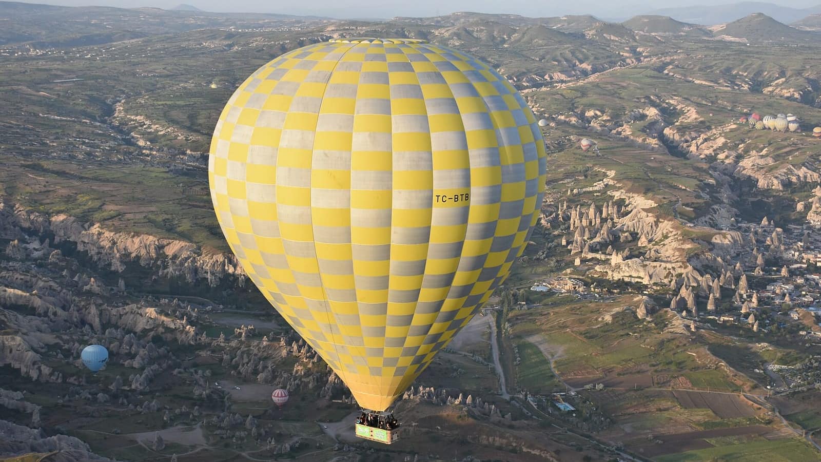 Kapadokya üzerinde süzülen sıcak hava balonu