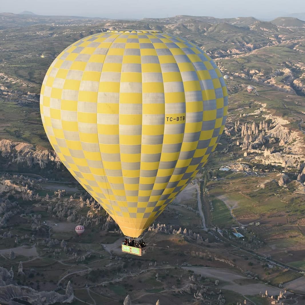 Kapadokya üzerinde süzülen sıcak hava balonu