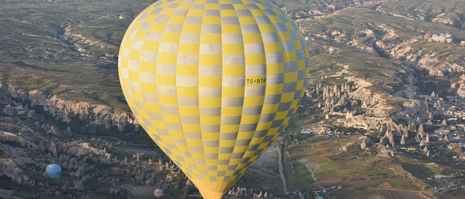 Kapadokya üzerinde süzülen sıcak hava balonu