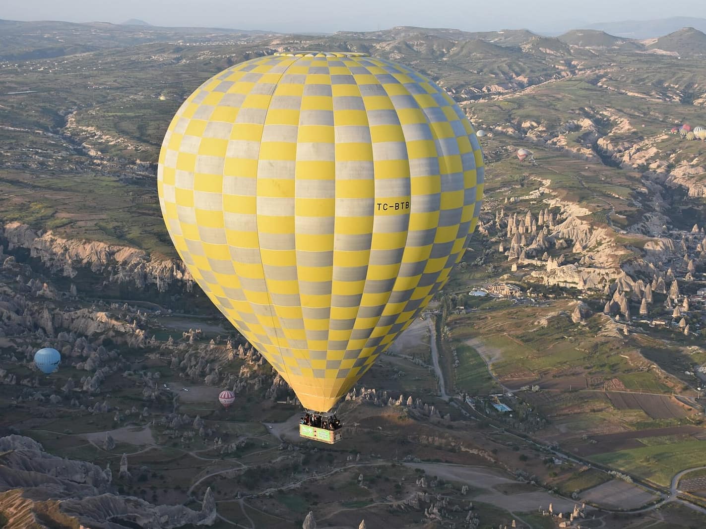 Kapadokya üzerinde süzülen sıcak hava balonu