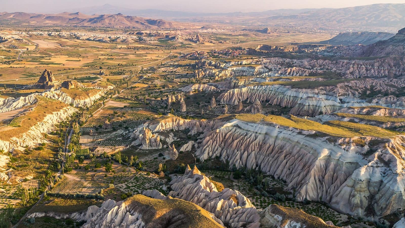 Kapadokya vadilerinin havadan görünümü