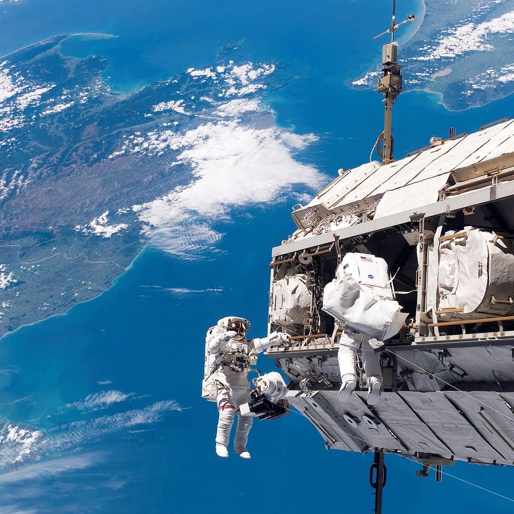 Dünya'nın önünde uzay yürüyüşü yapan bir NASA astronotu