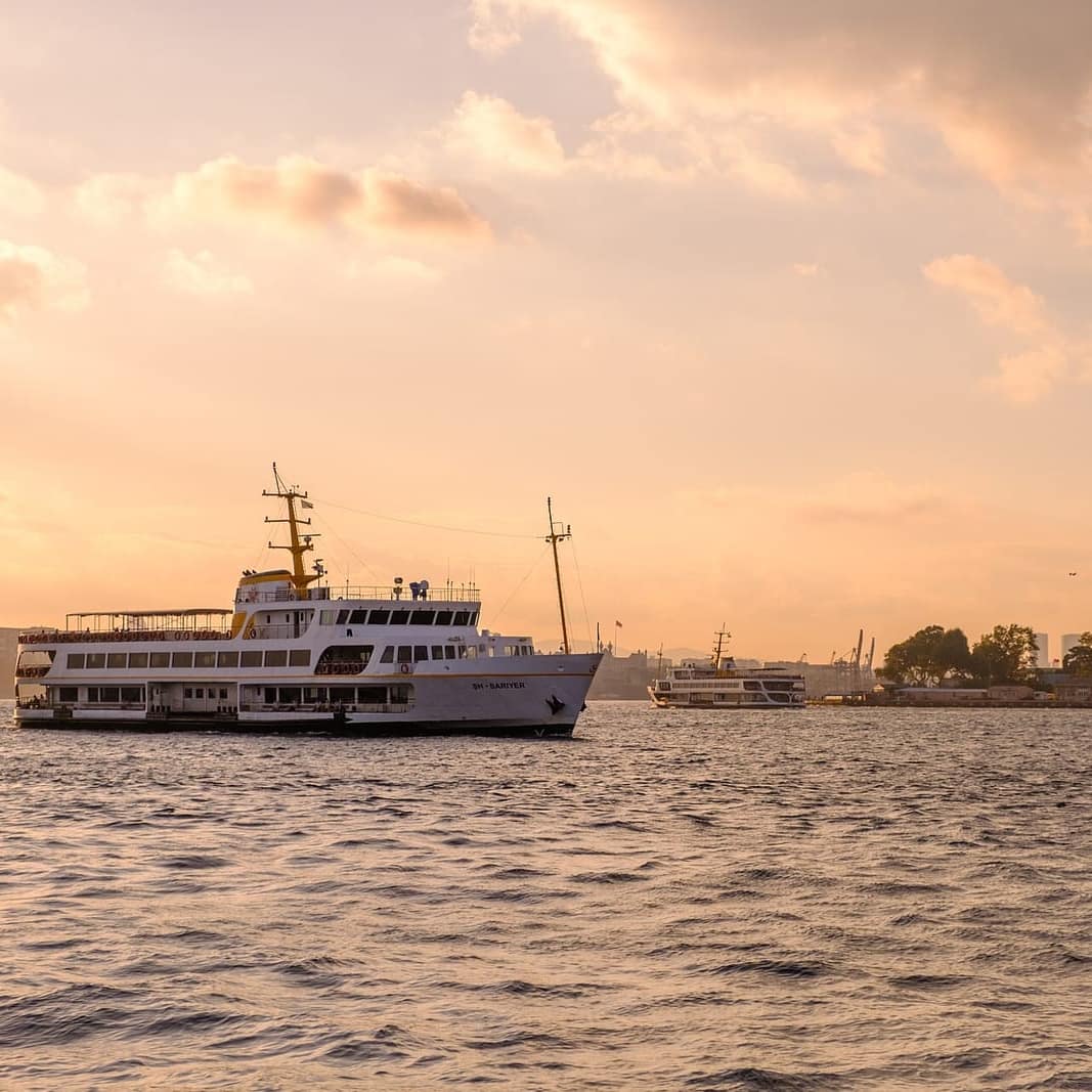 Gün batımında Boğaz'da bir Şehir Hatları vapuru