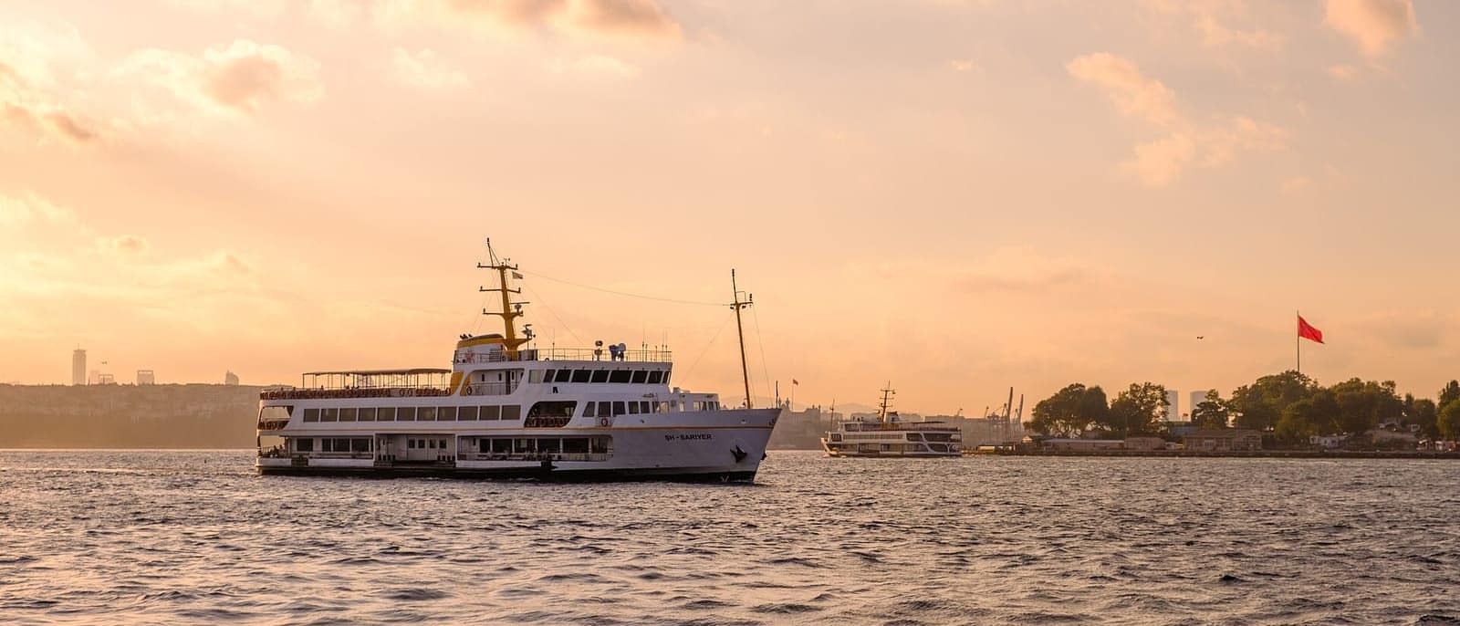Gün batımında Boğaz'da bir Şehir Hatları vapuru