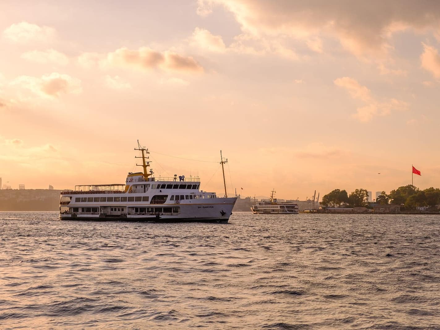 Gün batımında Boğaz'da bir Şehir Hatları vapuru