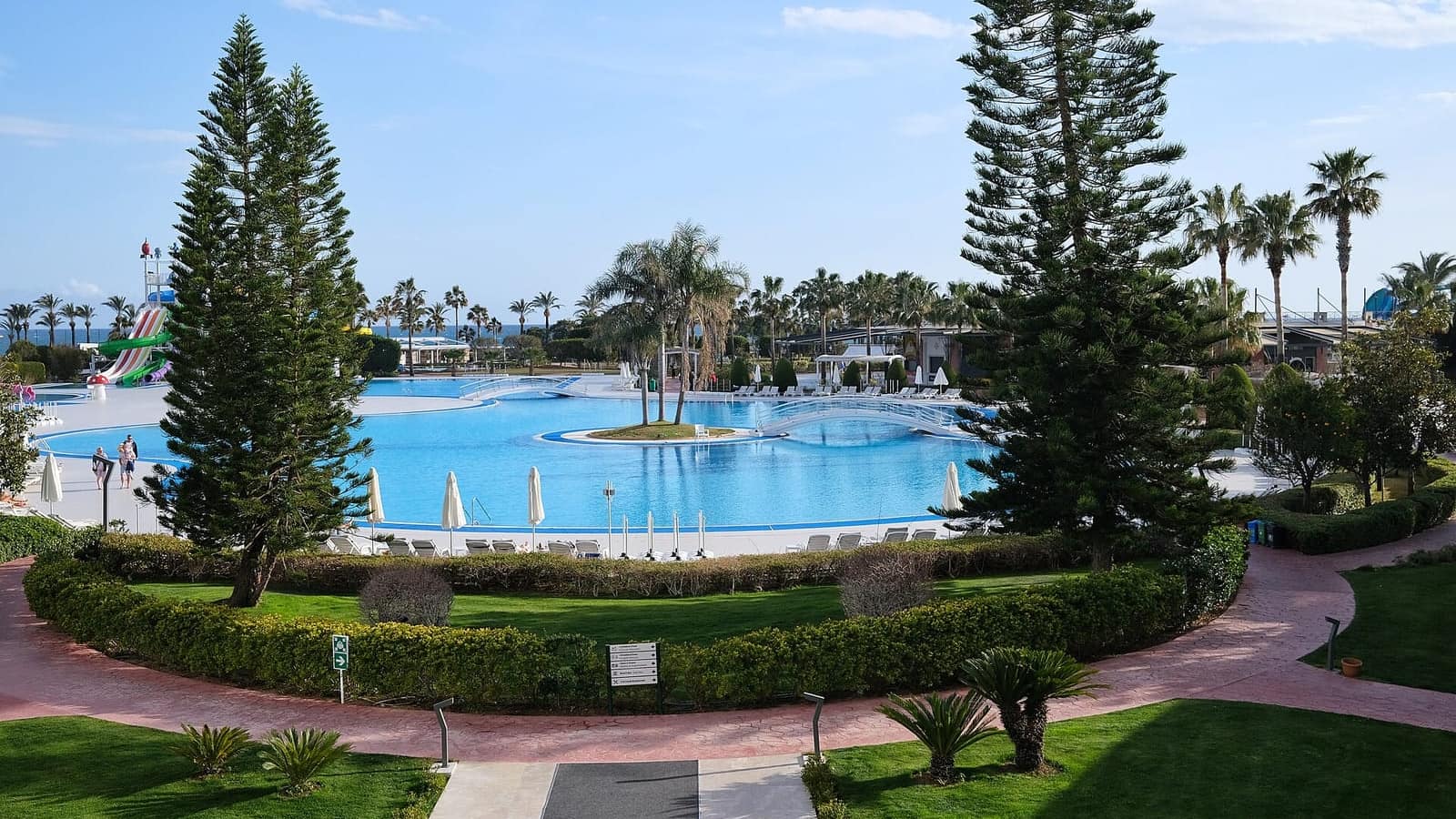 Antalya Lara'da geniş havuz alanı olan bir otel