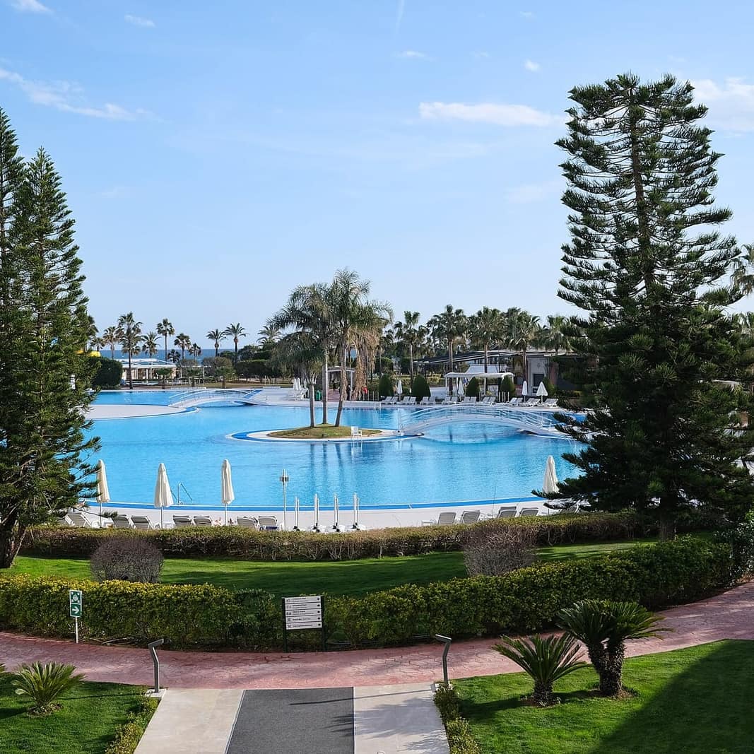 Antalya Lara'da geniş havuz alanı olan bir otel