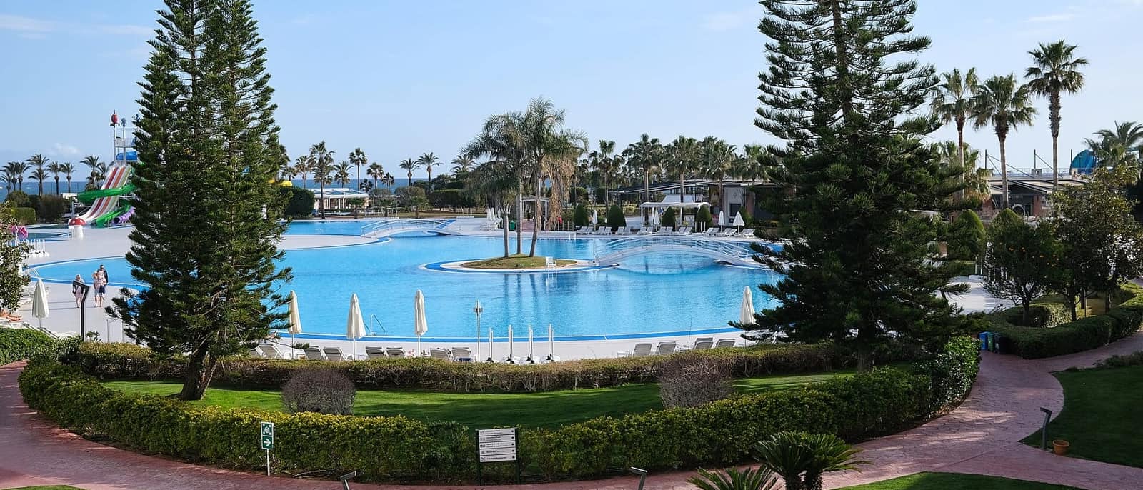 Antalya Lara'da geniş havuz alanı olan bir otel
