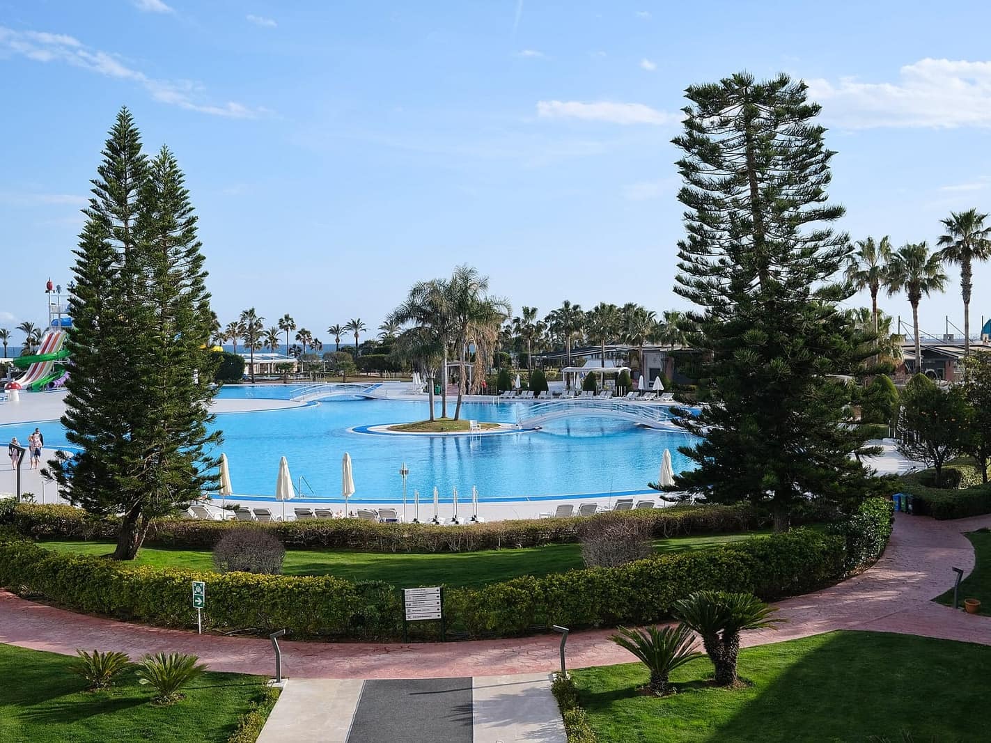 Antalya Lara'da geniş havuz alanı olan bir otel