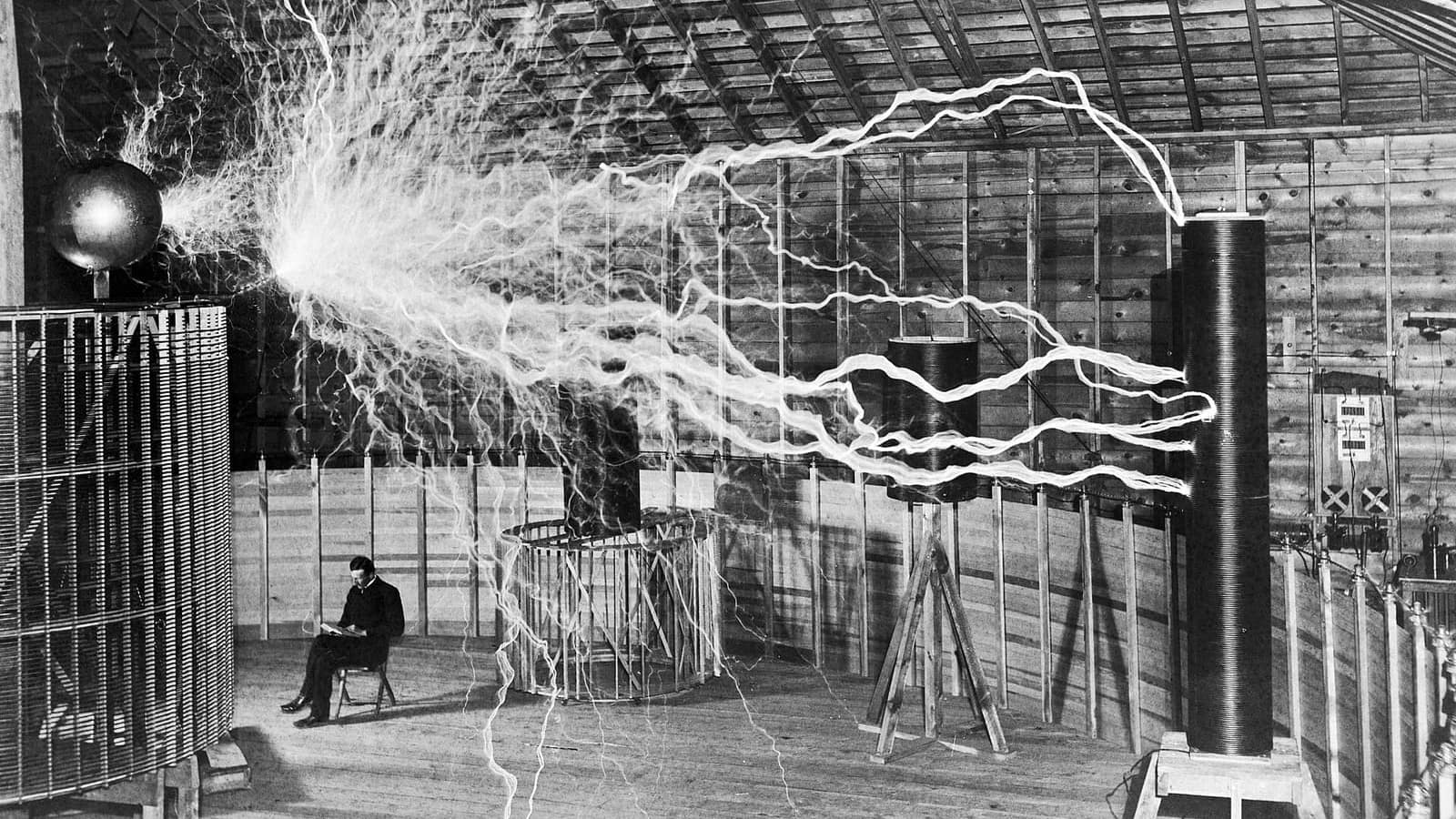 Nikola Tesla laboratuvarında yüksek gerilim düzeneğinin yanında