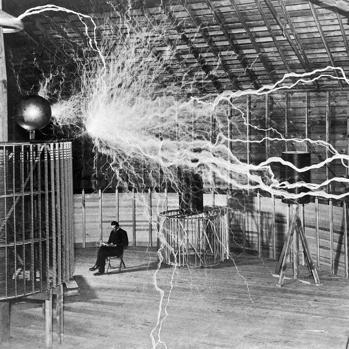 Nikola Tesla laboratuvarında yüksek gerilim düzeneğinin yanında