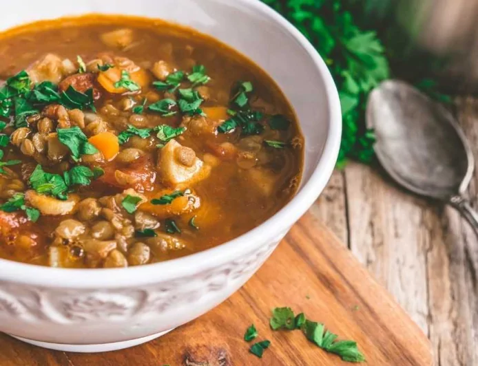 Erişteli Yeşil Mercimek Çorbası: Kış Aylarında İçinizi Isıtacak Sıcacık Bir Tarif