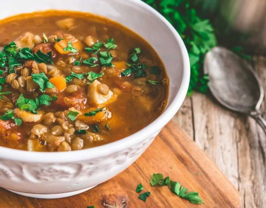 Erişteli Yeşil Mercimek Çorbası: Kış Aylarında İçinizi Isıtacak Sıcacık Bir Tarif